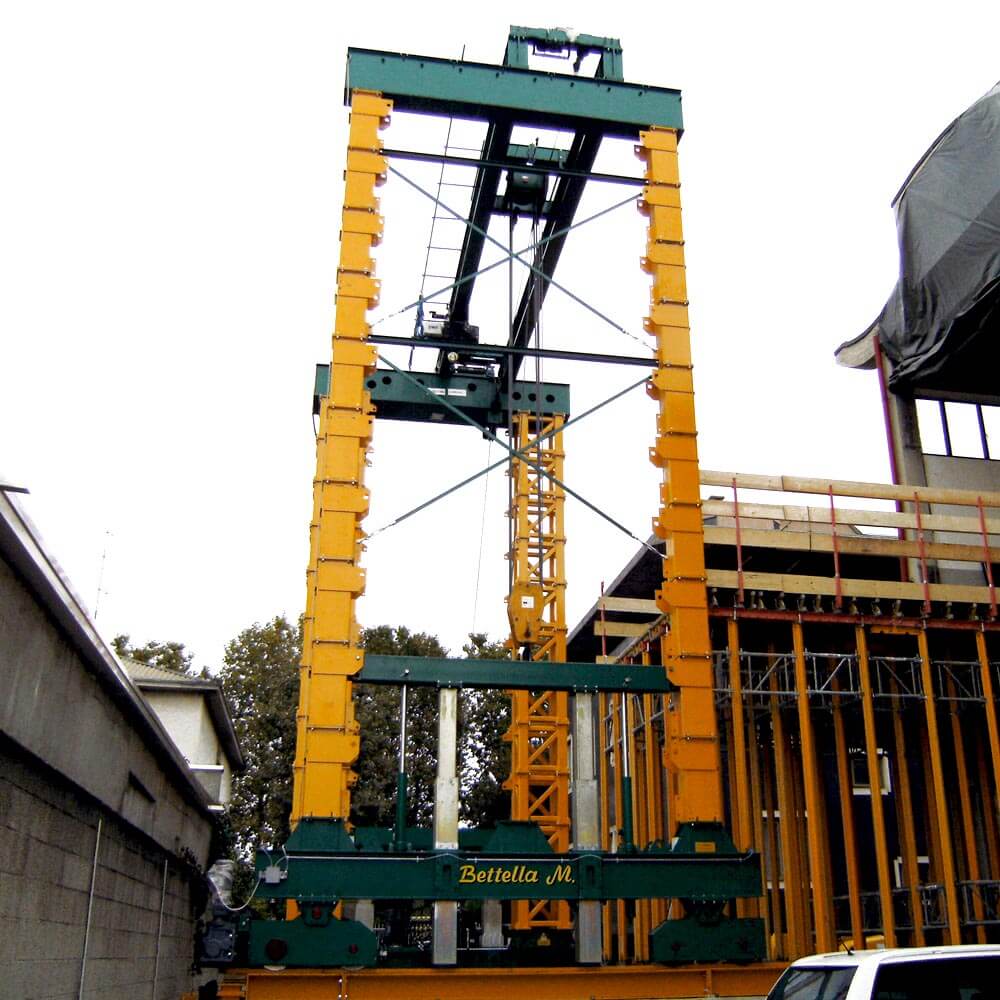 Self-erecting-modular-crane-over-custSol